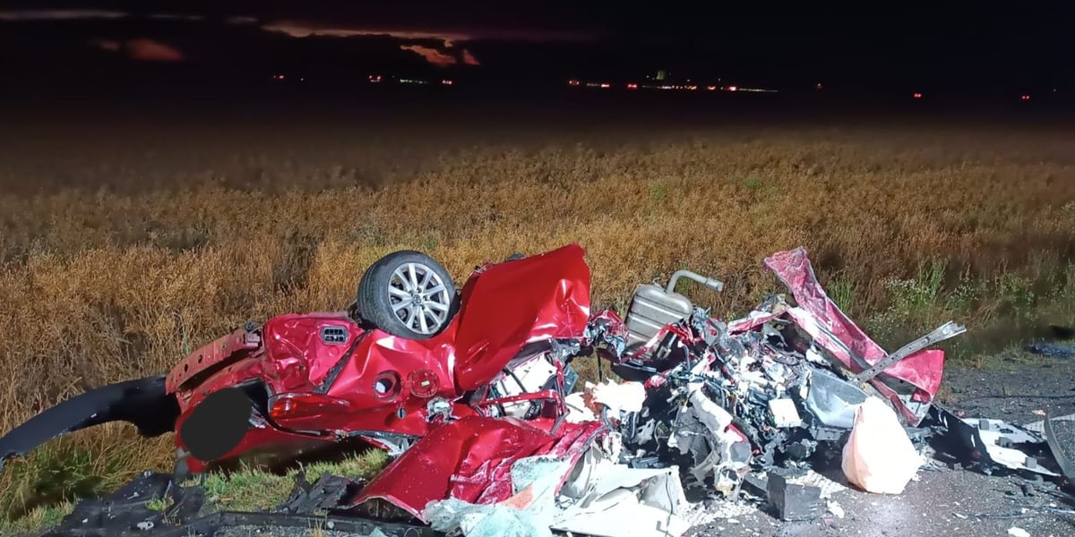 Wypadek w miejscowości Wichrów na DK 5, zniszczony samochód osobowy na drodze