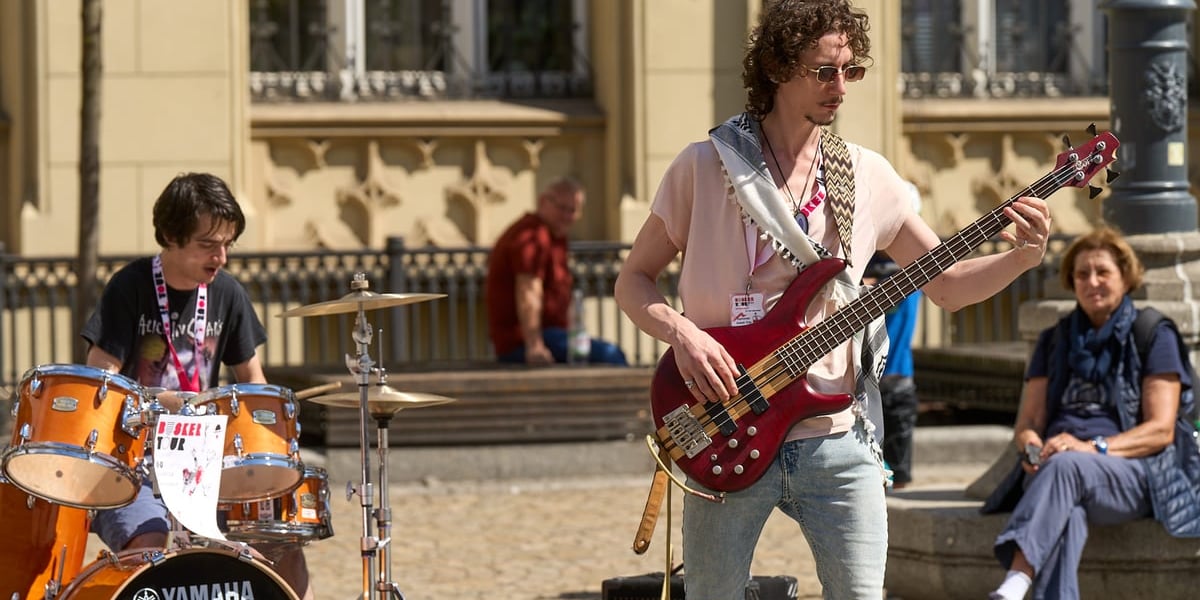 Busker Tour na Rynku we Wrocławiu. Na zdjęciu mężczyźni z gitarą i przy perkusji