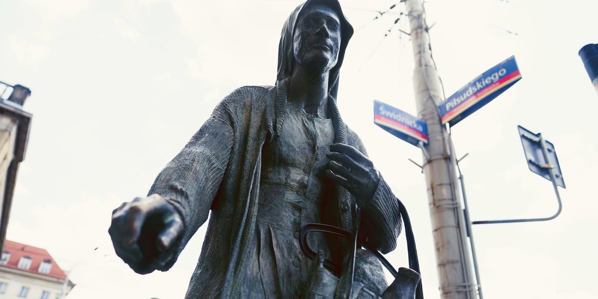 Jedna z postaci Pomnika Anonimowego Przechodnia została pozbawiona laski. Na zdjęciu kobieca postać z dłonią pozbawioną laski