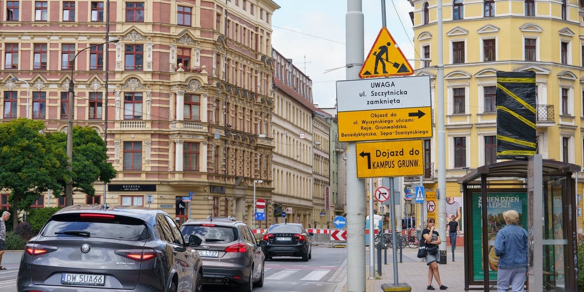 Ulica Szczytnicka jest obecnie zamknięta przez remont torowiska. Na koncepcję jej kompleksowej przebudowy trwa przetarg  