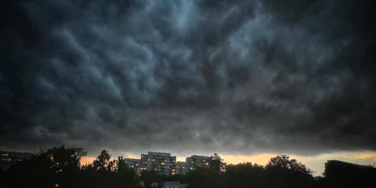 Burzowe niebo nad Wrocławiem w środę 10 lipca, z oddali widać też budynki 