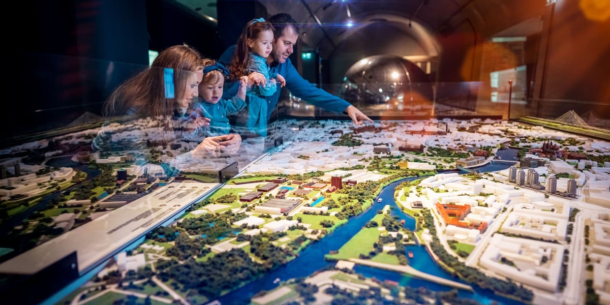 Hydropolis we Wrocławiu. Na zdjęciu czteroosobowa rodzina oglądająca makietę Wrocławskiego Węzła Wodnego