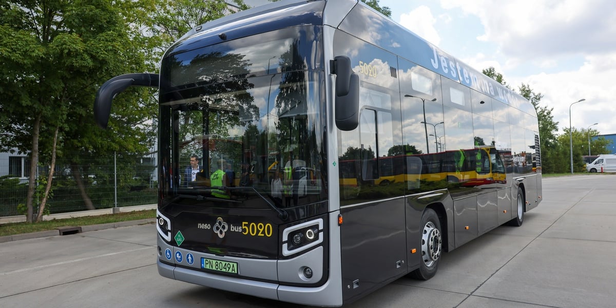 Wodorowy autobus Nesobus na zajezdni Obornicka