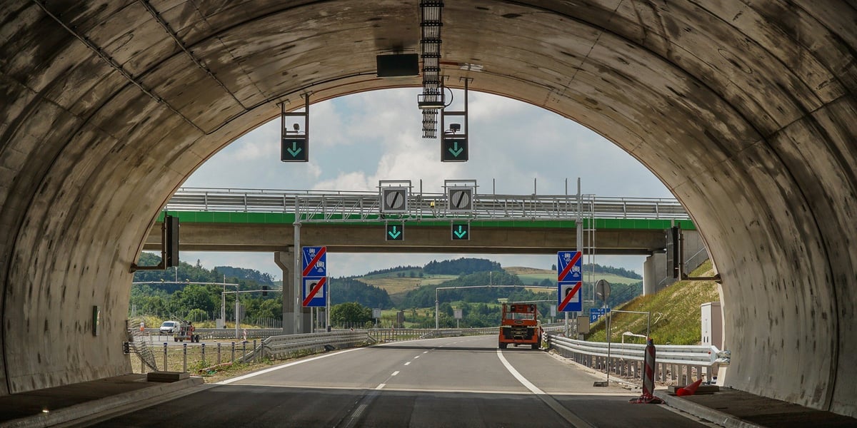 Widok na wylot z tunelu T-26 na trasie S3 Bolków - Kamienna Góra