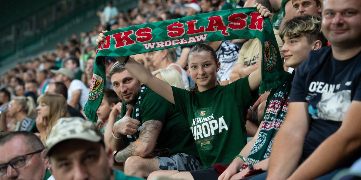 Kibice na meczu Śląsk - Lechia, w środku dziewczyna z szalikiem WKS-u