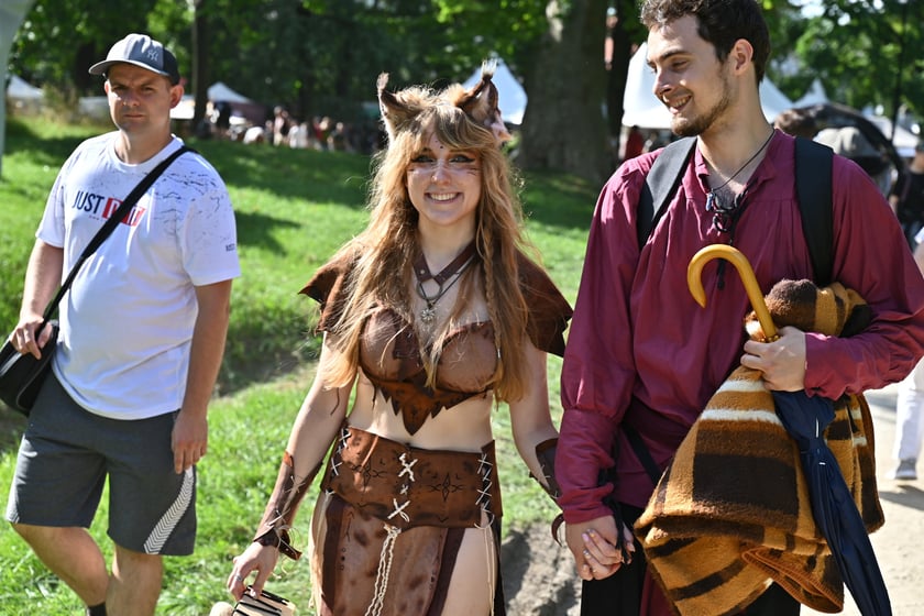 Dni Fantastyki 2023. Trójka uczestników - dwóch mężczyzn, w środku uśmiechnięta, młoda kobieta