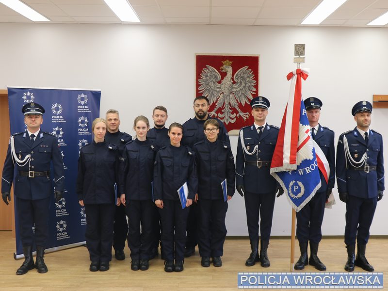 Nowe policjantki i nowi policjanci. Funkcjonariusze złożyli uroczyste ślubowanie we wtorek, 23 lipca, w obecności Komendanta Miejskiego Policji we Wrocławiu