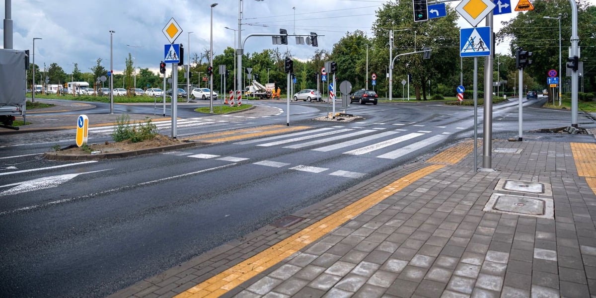 Skrzyżowanie alei Wielkiej Wyspy z ulicą Mickiewicza i aleją Paderewskiego 