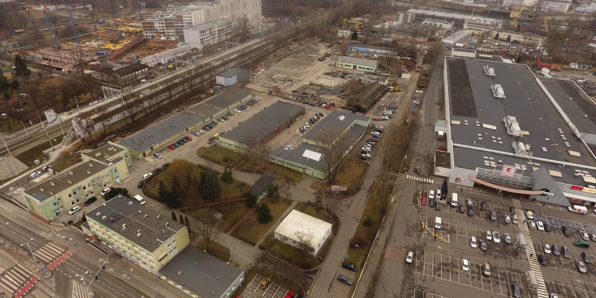Widok z góry na działki na Szczepinie, w tym siedzibę ZDiUM Wrocław