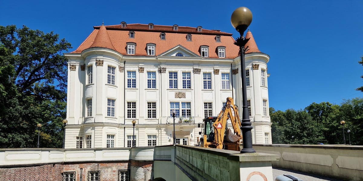 Prace remontowe na zamku w Leśnicy 