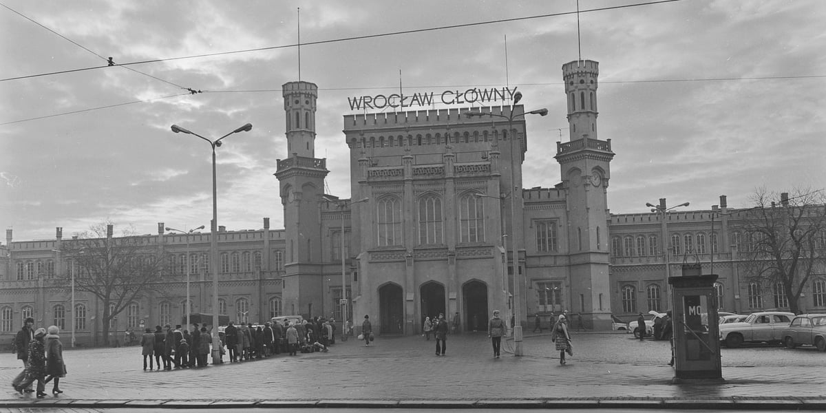 Dworzec Wrocław Główny w 1974 roku. Widok z zewnątrz, widać m.in. kolejkę do taksówek