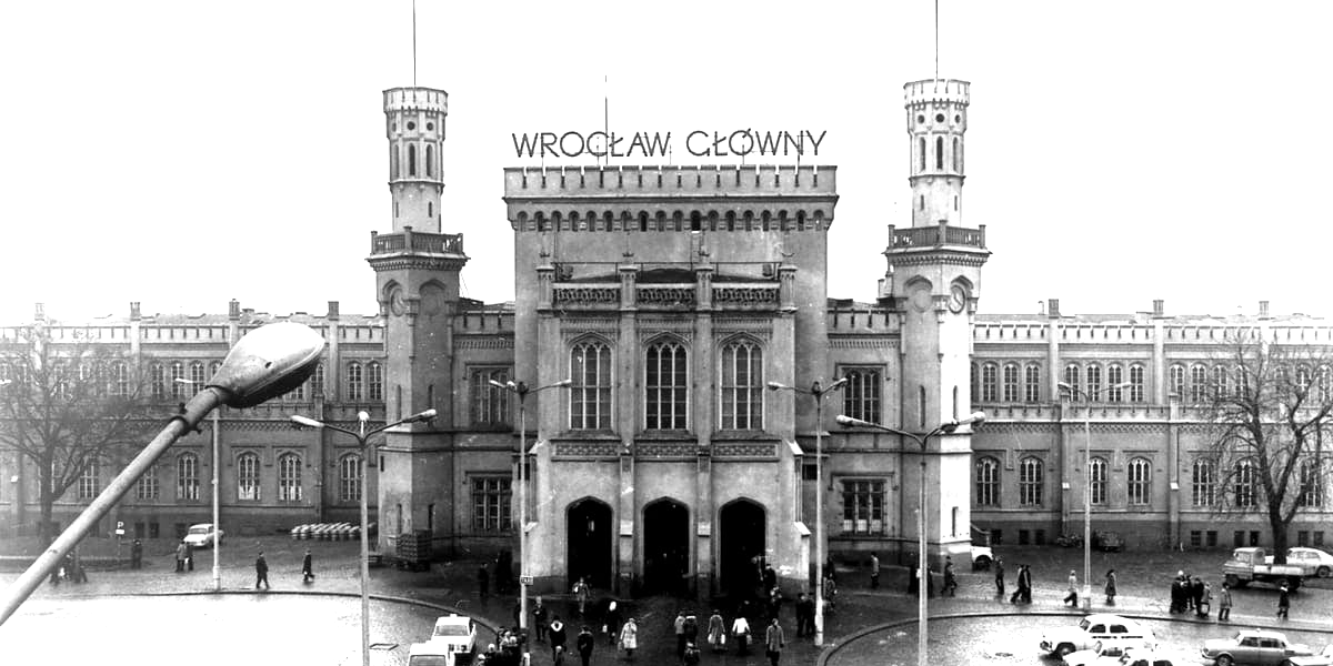 Dworzec Wrocław Główny w 1974 roku. Widok z zewnątrz.