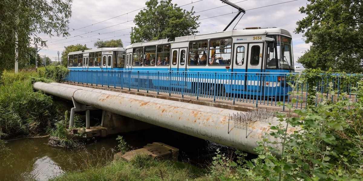 Tramwaj na starym moście Pilczyckim