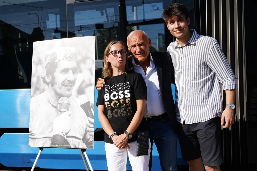 Przed tramwajem od lewej: portret Ryszarda Szurkowskiego, Iwona Arkuszewska-Szurkowska (żona), Czesław Lang (dyrektor Tour de Pologne), Sergio Pisano (radny miejski w Miliczu)