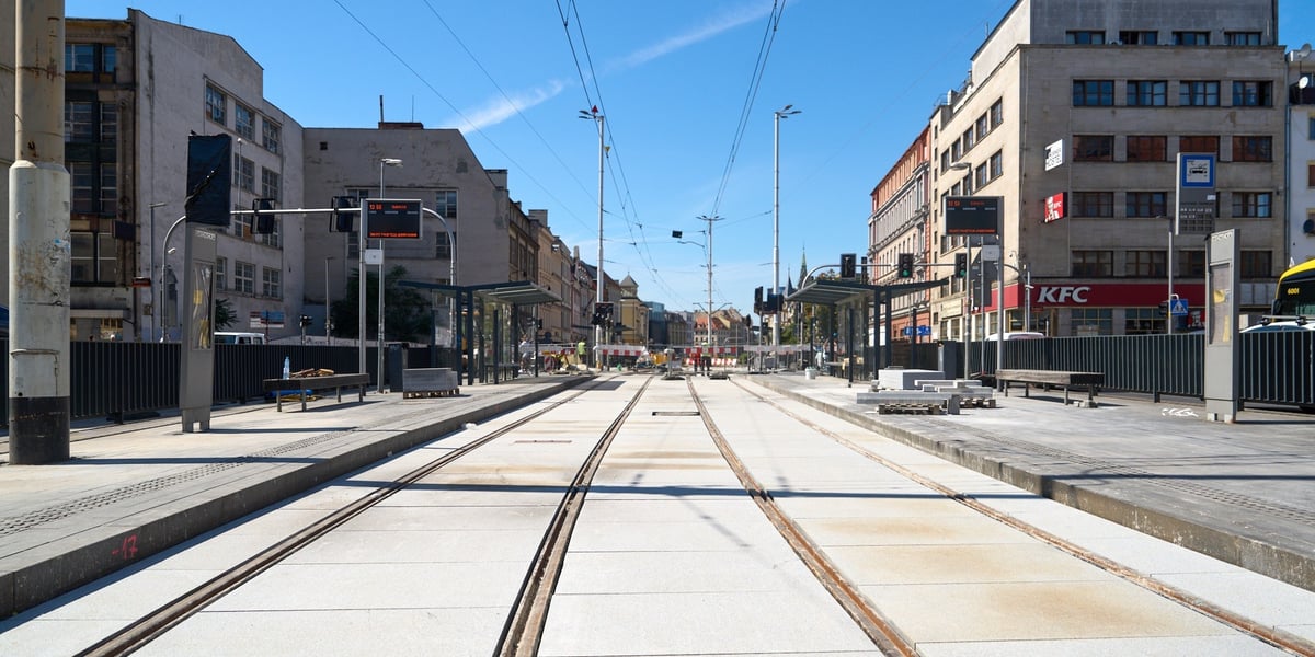 Ostatnie prace na torowisku na ulicy Kazimierza Wielkiego. Od czwartku będą już po nim jeździć tramwaje