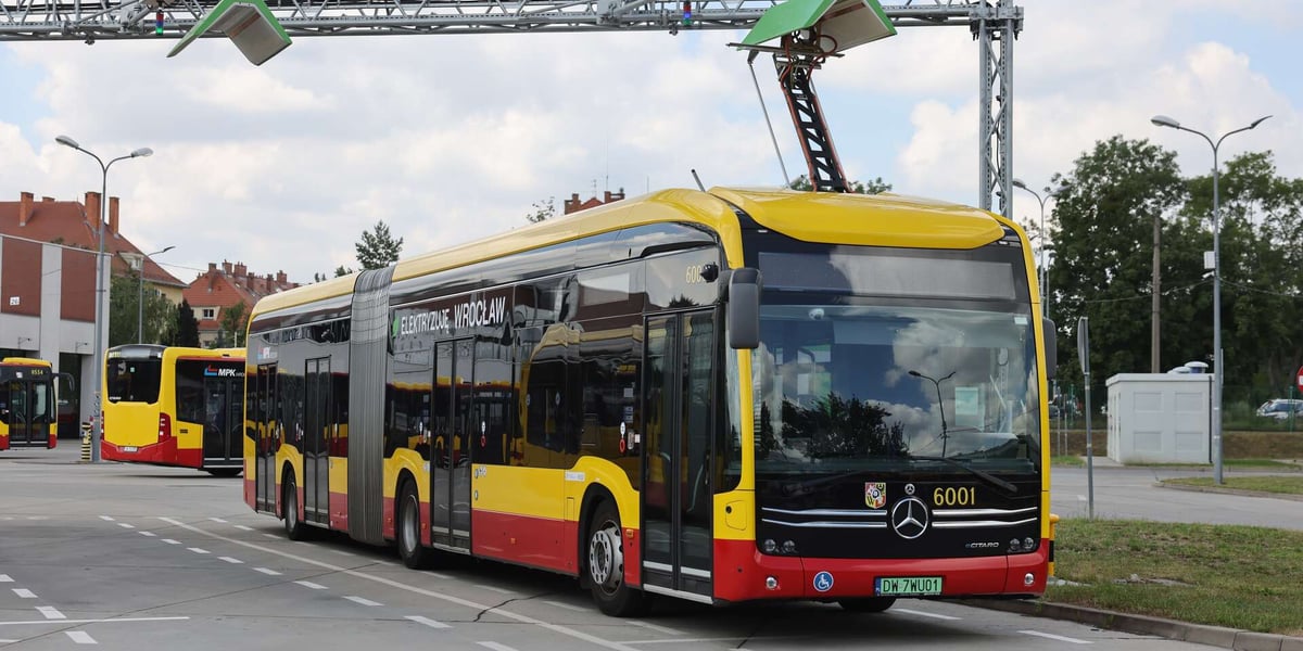 MPK posiada na razie 13 autobusów elektrycznych. To Mercedesy eCitaro. Na zdjęciu podczas ładowania na zajezdni Obornicka 