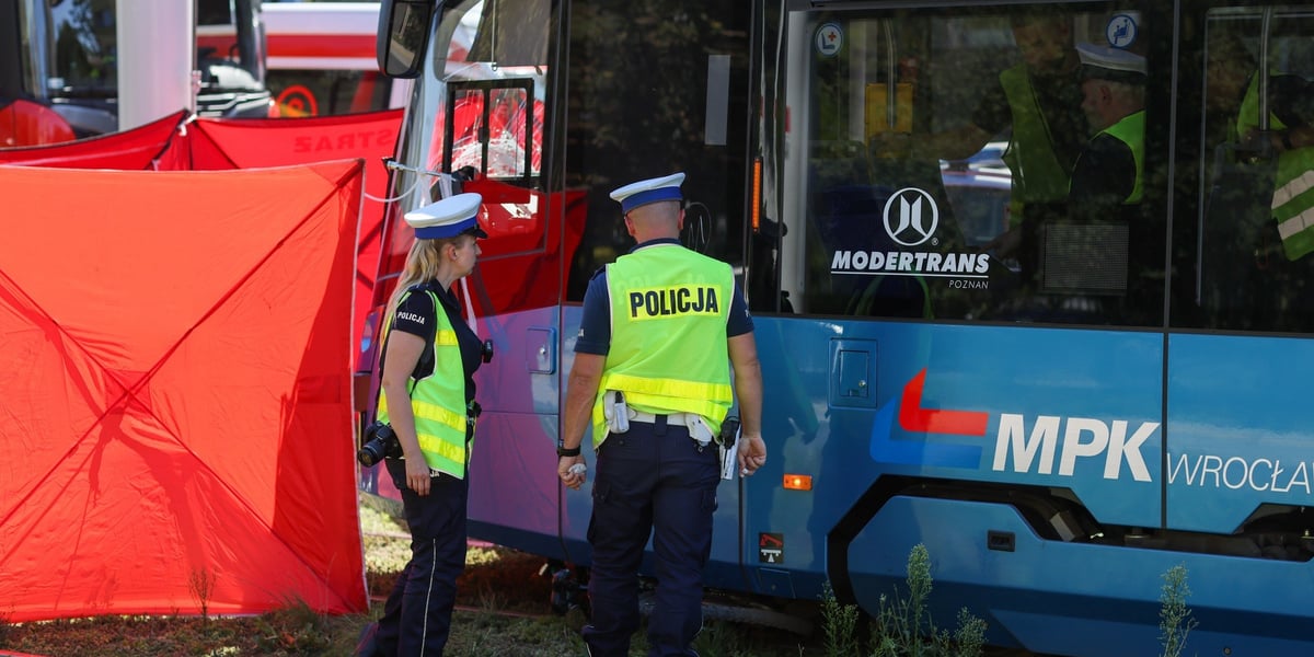 Przyczyny wypadku badają policjanci pod nadzorem prokuratury. Na zdjęciu funkcjonariusze przy tramwaju 