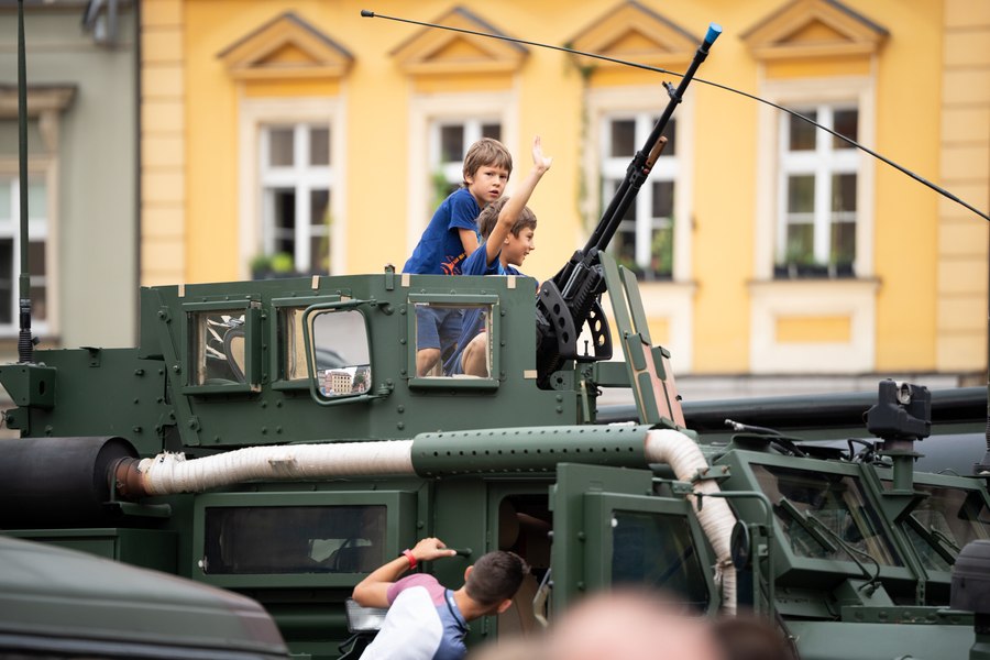Dwaj chłopcy na uzbrojonym pojeździe wojskowym, 15 sierpnia 2024