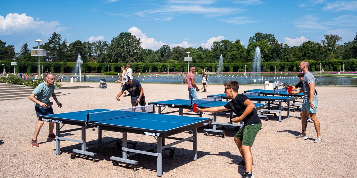 Rozgrywki tenisa stołowego podczas Lata na Pergoli przy Hali Stulecia 