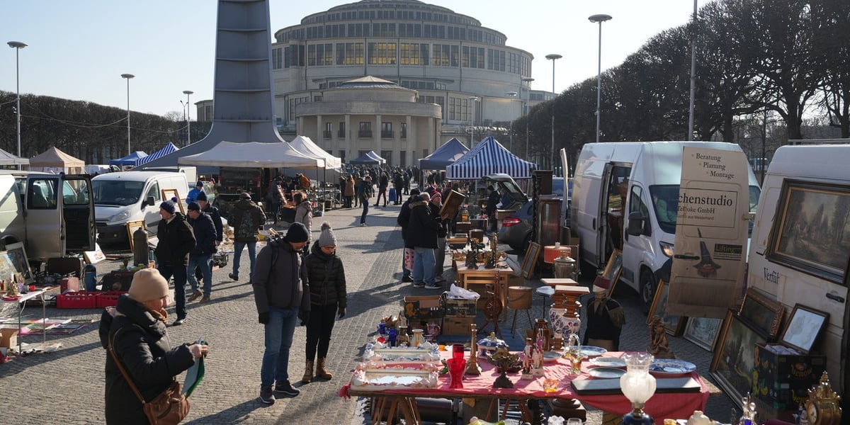 Ludzie na giełdzie Staroci pod Halą Stulecia