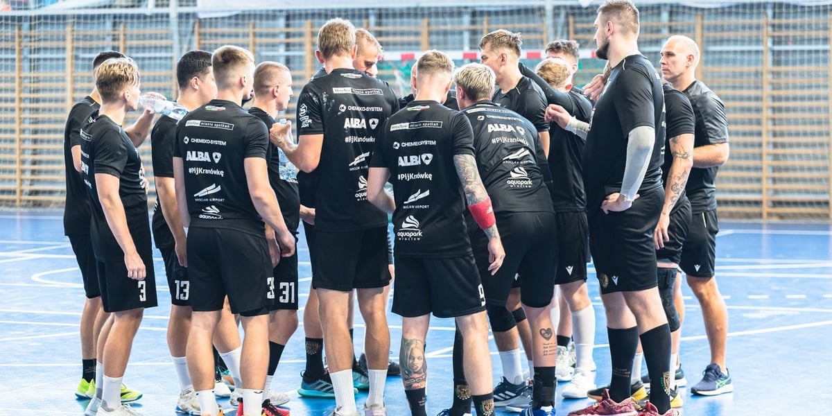Grupa mężczyzn, piłkarze ręczni