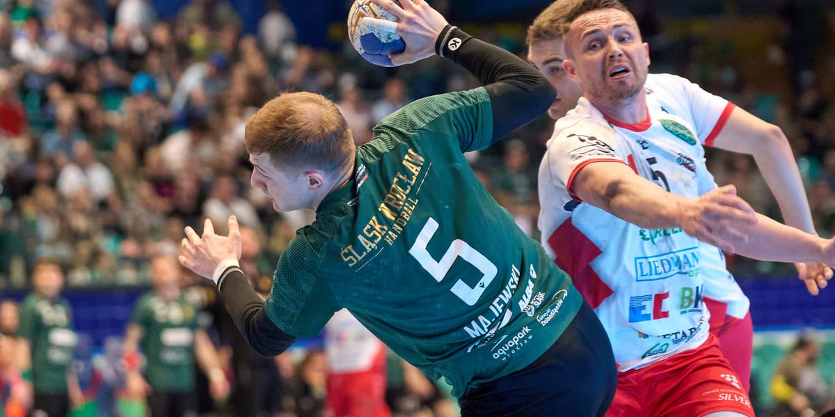 Kacper Majewski (zielony strój) w akcji rzutowej, za nim zawodnik MKS-u Wieluń w białej koszulce (hala Orbita, kwiecień 2024)
