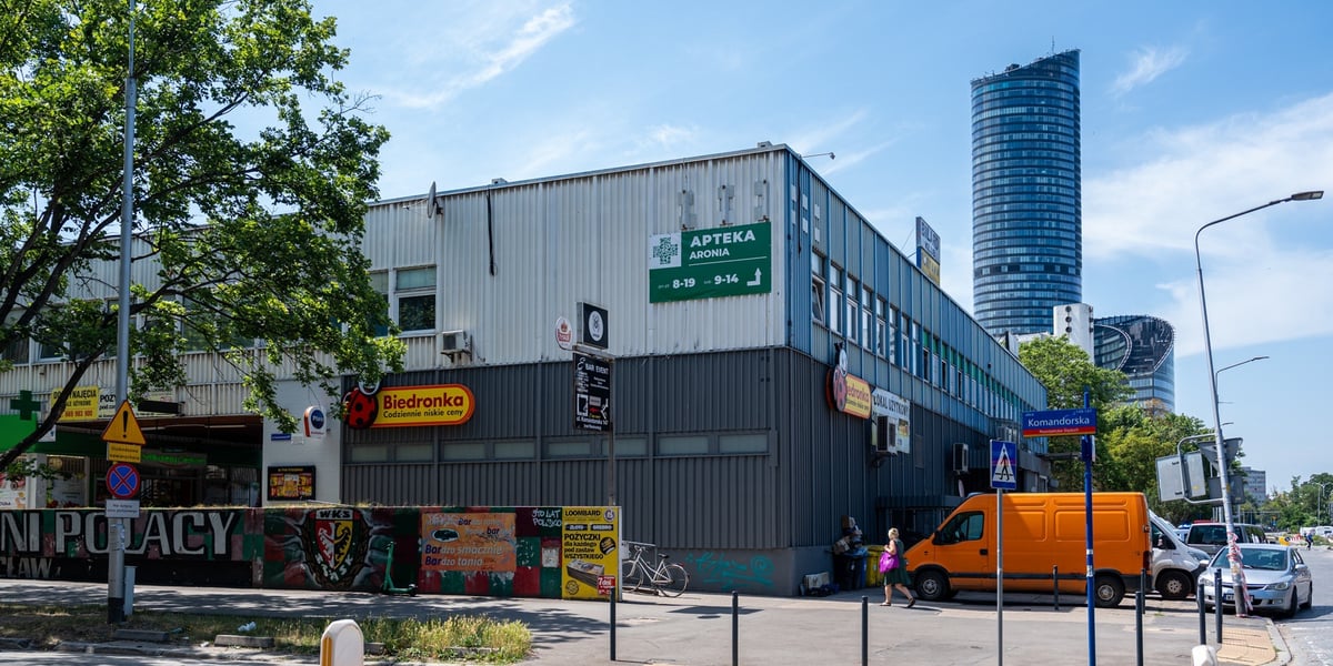Pawilony handlowe (widok z ulicy Komandorskiej), na dalszym planie widać Sky Tower