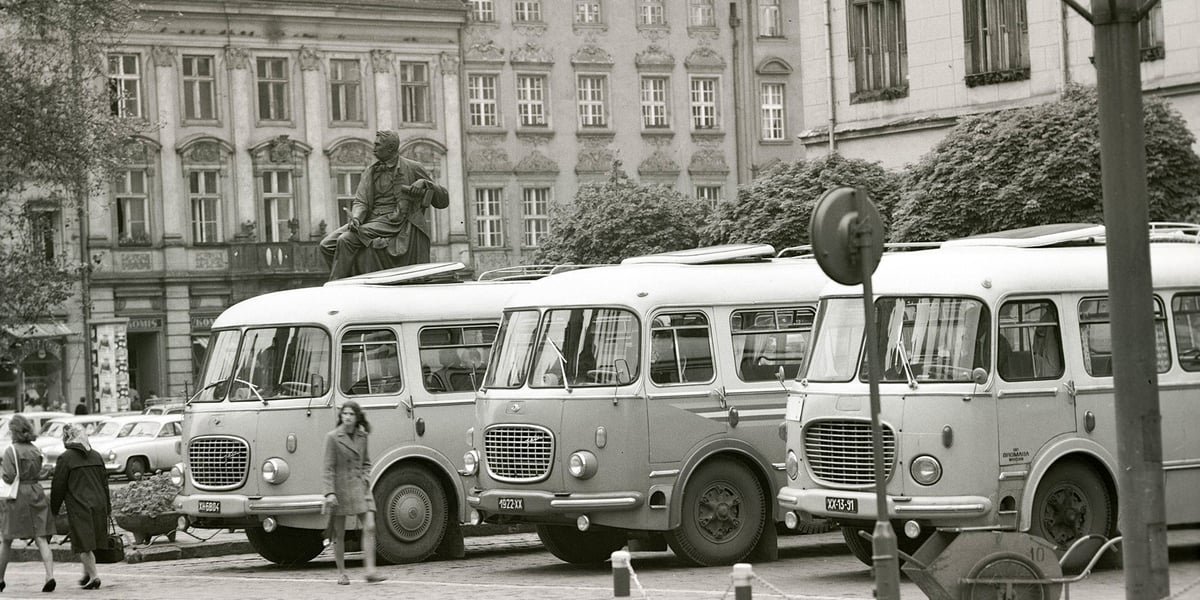 Trzy autobusy Jelcz 043 stojące przy wrocławskim ratuszu w roku 1970; w tle widać pomnik Aleksandra Fredry. Ze zbiorów Centrum Historii Zajezdnia, fot. Zbigniew Nowak