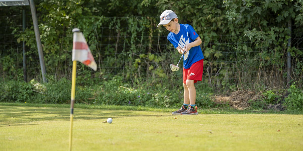 Chłopiec na polu golfowym, City Golf Wrocław przy ulicy Grabiszyńskiej, sierpień 2024