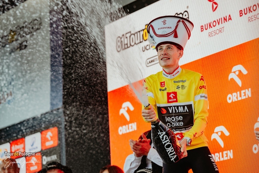 Jonas Vingegaard na podium w koronie strzela szampanem