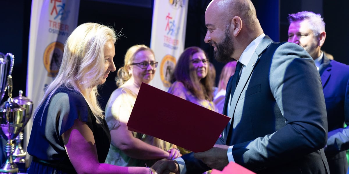 Kobiety i mężczyźni uczestnicy spotkania  z okazji Inauguracji roku szkolnego 2024/2025 z dyrektorami wrocławskich placówek. Prezydent Jacek Sutryk wręcza nominację.