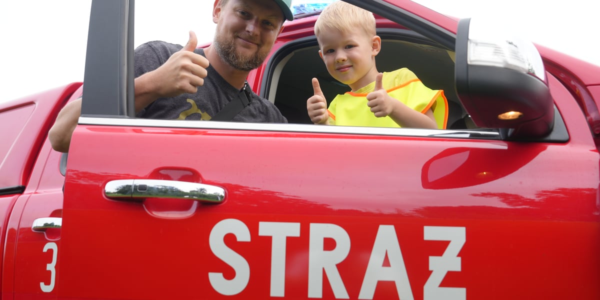 Piknik na Nadodrzu, 31 sierpnia. Na zdjęciu mężczyzna i chłopiec patrzą przez okno samochodu straży pożarnej 
