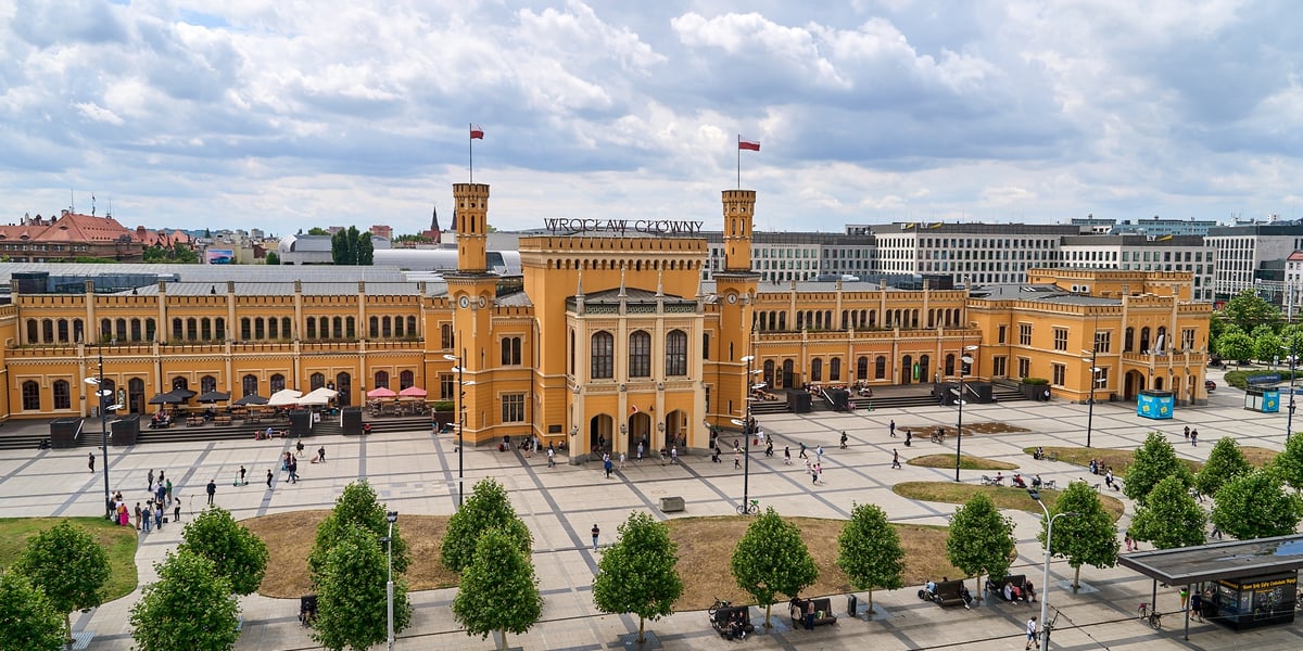 Widok z góry na budynek dworca Wrocław Główny i plac przed nim