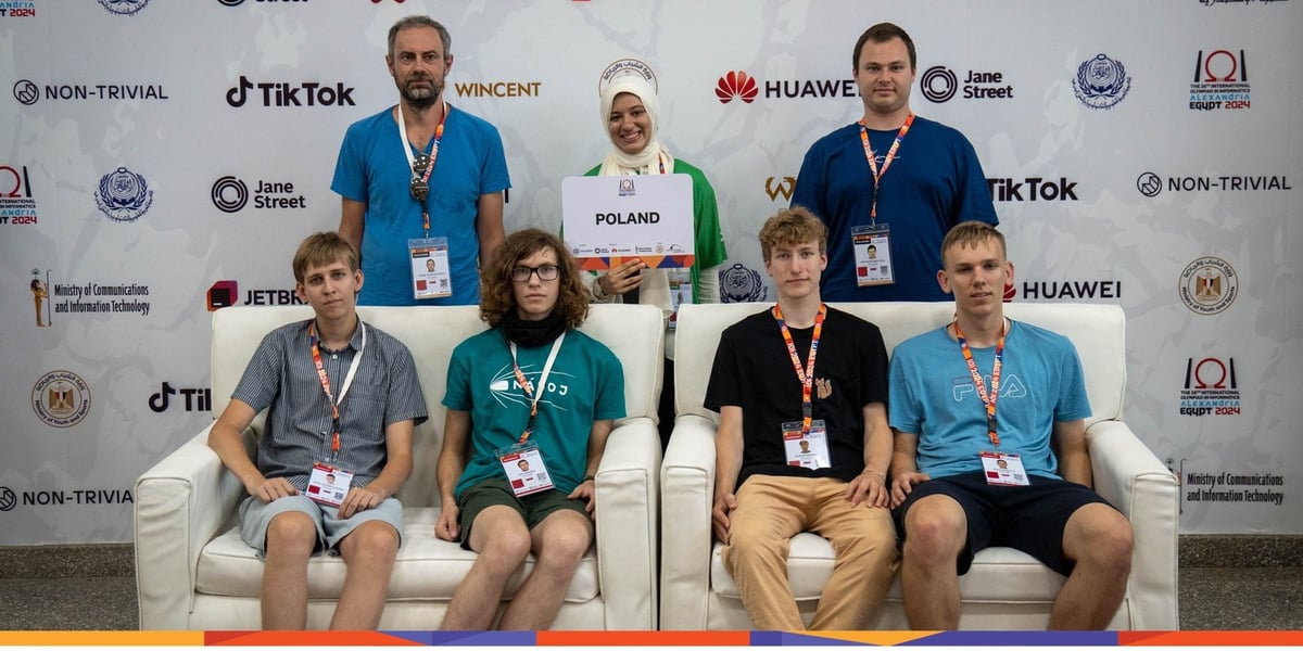 Reprezentanci Polski na The 36th International Olympiad in Informatics. W dolnym rzędzie, pierwszy z prawej Rafał Mańczyk. 