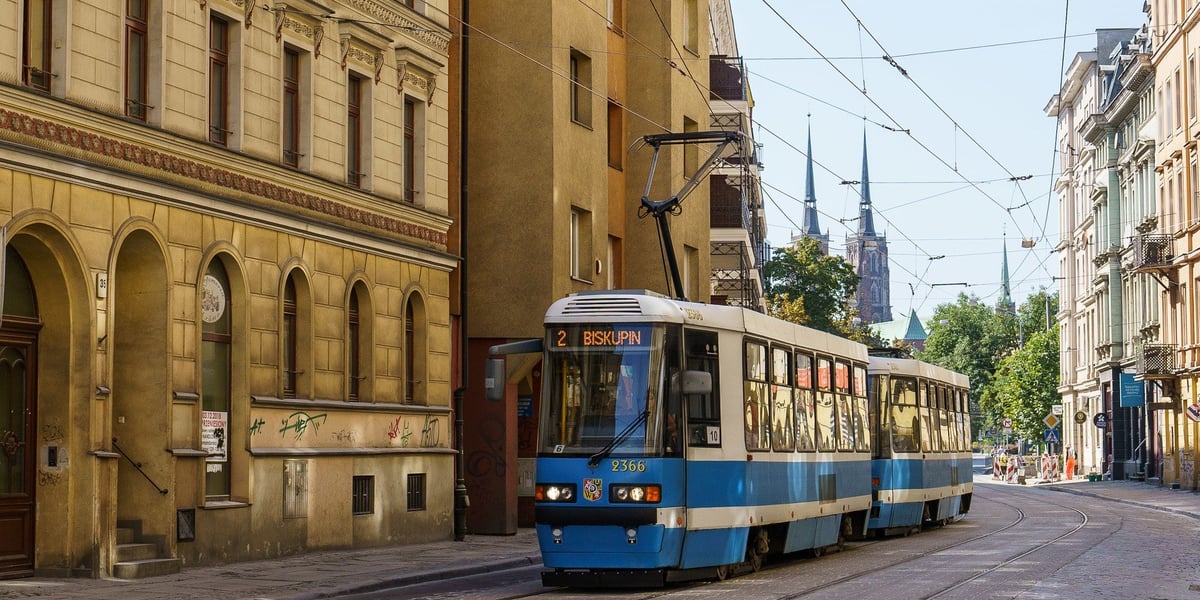Tramwaj 2 jadący ulicą Szczytnicką w kierunku placu Grunwaldzkiego