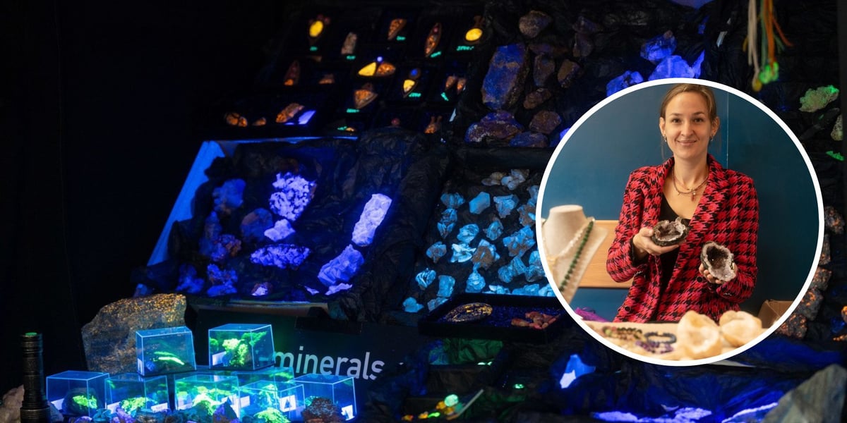 Minerały świecące pod wpływem ultrafioletu i kobieta pokazująca ciekawe egzemplarze minerałów