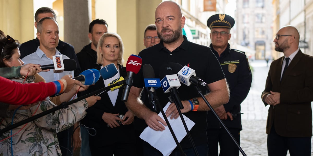 Jacek Sutryk przed mikrofonami, omawia sytuację powodziową we Wrocławiu, 16 września 2024