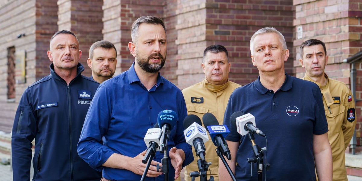 Wicepremier i szef MON Władysław Kosiniak-Kamysz i minister spraw wewnętrznych Tomasz Siemoniak podczas konferencji prasowej przed komendą wojewódzką Policji przy Podwalu  