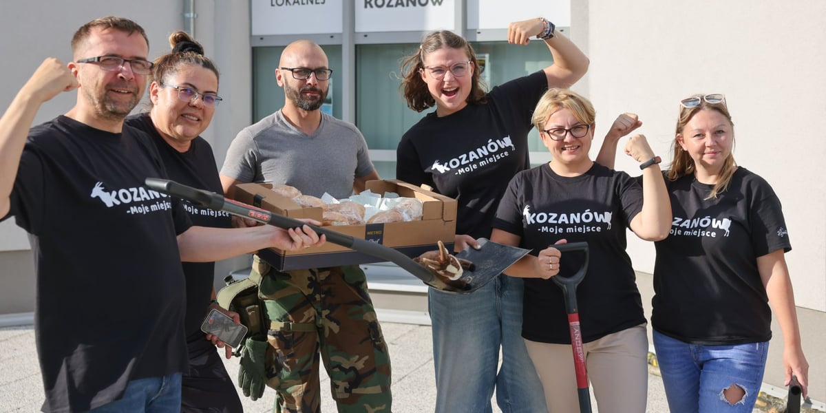 Centrum Aktywności Lokalnej Kozanów. Oni organizują wolontariat sąsiedzki na osiedlu. Od lewej: Krzysztof Chudy, lider powodziowy. Obok pani Anna, pan Mateusz, Maja, pani Ewa i pani Ewelina w czarnych koszulkach z napisem "Kozanów. Moje miejsce". Na łopacie maskotka koza - symbol Biegu z Kozą, który 12 października odbędzie się Parku Zachodnim.