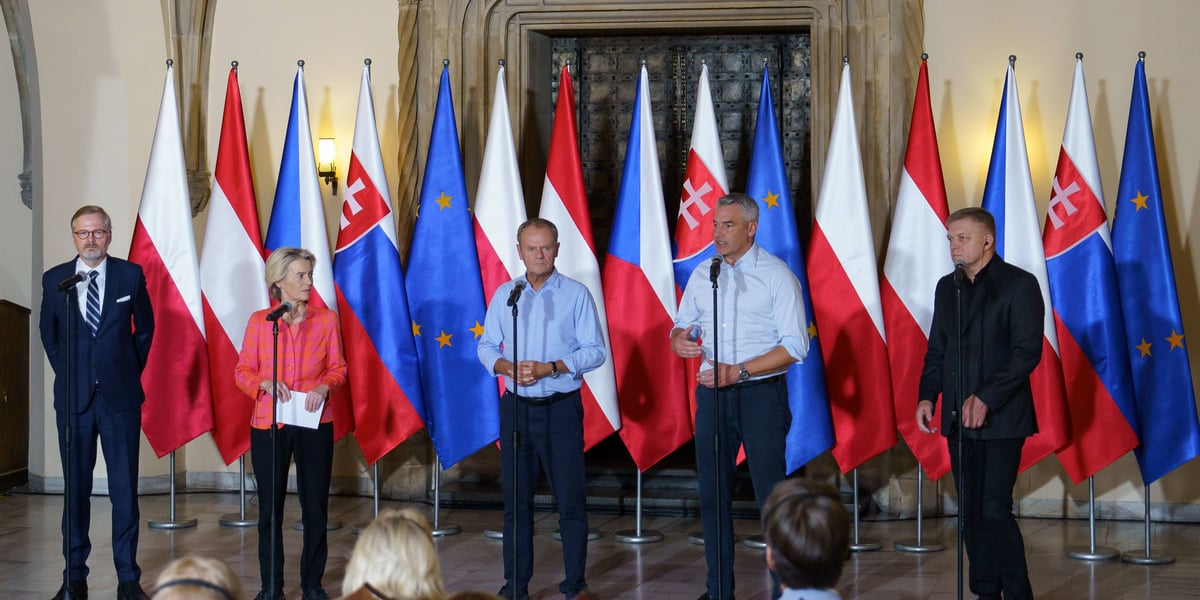 Kobieta i mężczyźni na tle flag. Premier RP Donald Tusk, Ursula von der Leyen, przewodnicząca Komisji Europejskiej, premier Czech Petr Fiala, premier Słowacji Robert Fico, kanclerz Austrii Karl Nehammer. 