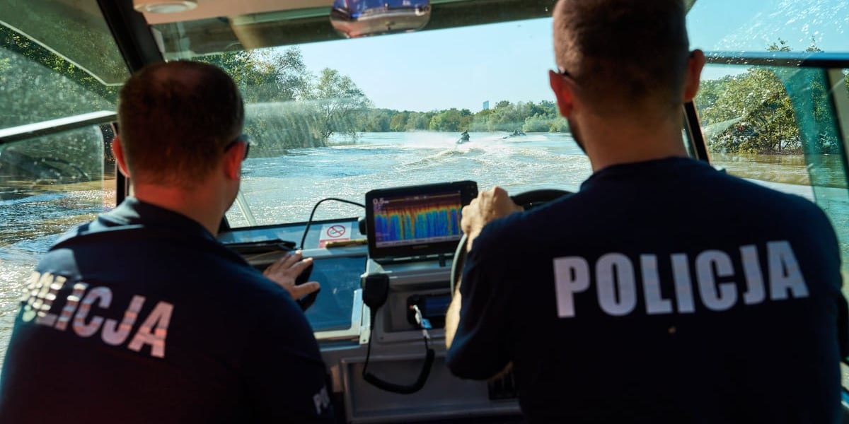 Patrol policyjny na Odrze w czasie fali kulminacyjnej.