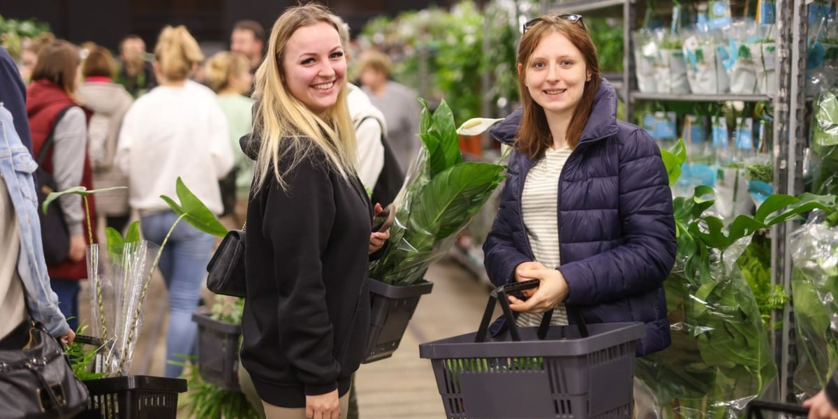 Dwie uśmiechnięte uczestniczki Festiwalu Roślin w Czasoprzestrzeni
