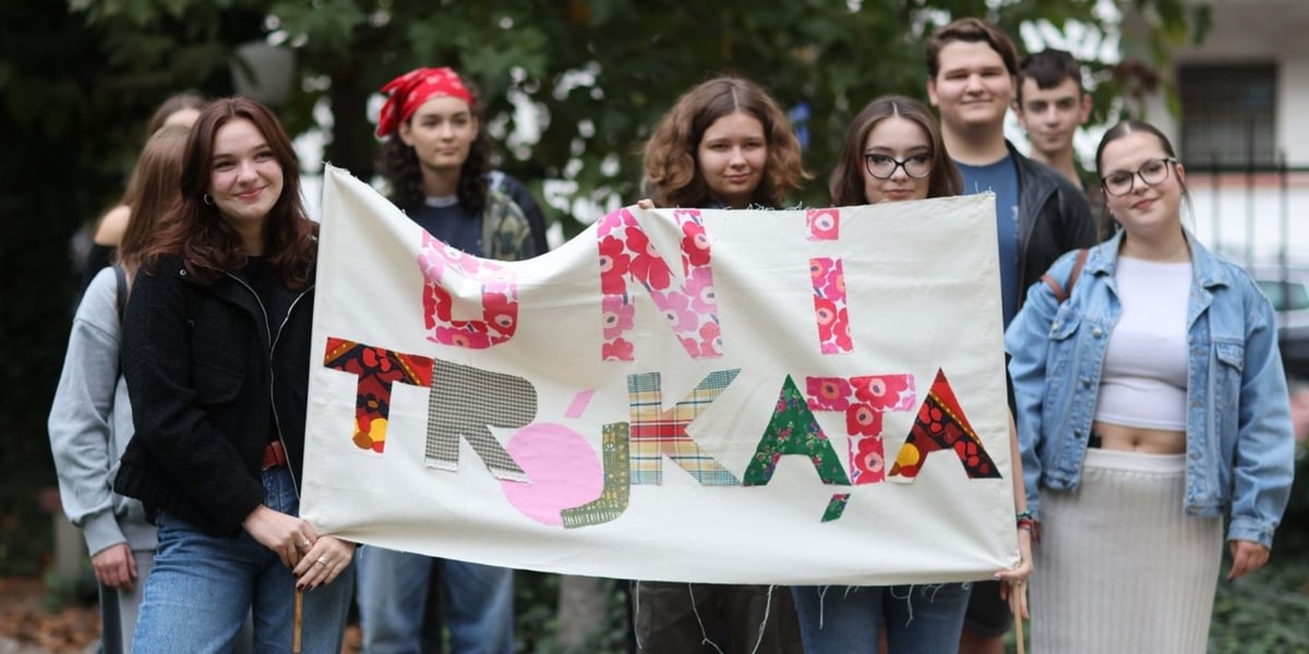 Mieszkańcy Przedmieścia Oławskiego z transparentem

