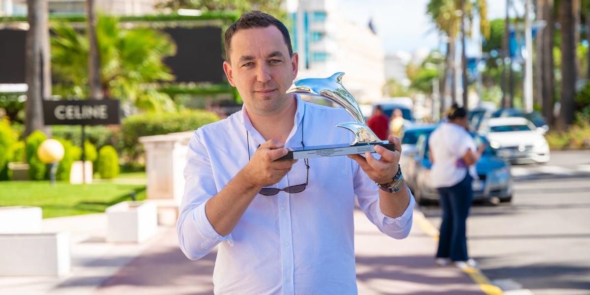 Michał Zieliński z MagicLine, reżyser i scenarzysta filmu "Wrocław miasto przygody" ze statuetką Srebrnego Delfina