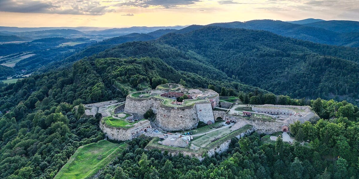Twierdza Srebrna Góra, widok z lotu ptaka. Wikimedia Commons, Jendrusk, CC BY-SA 4.0﻿ ( https://commons.wikimedia.org/w/index.php?curid=130829166 )