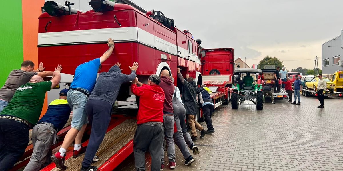 Ewakuacja eksponatów z Muzeum Motoryzacji WENA w Oławie