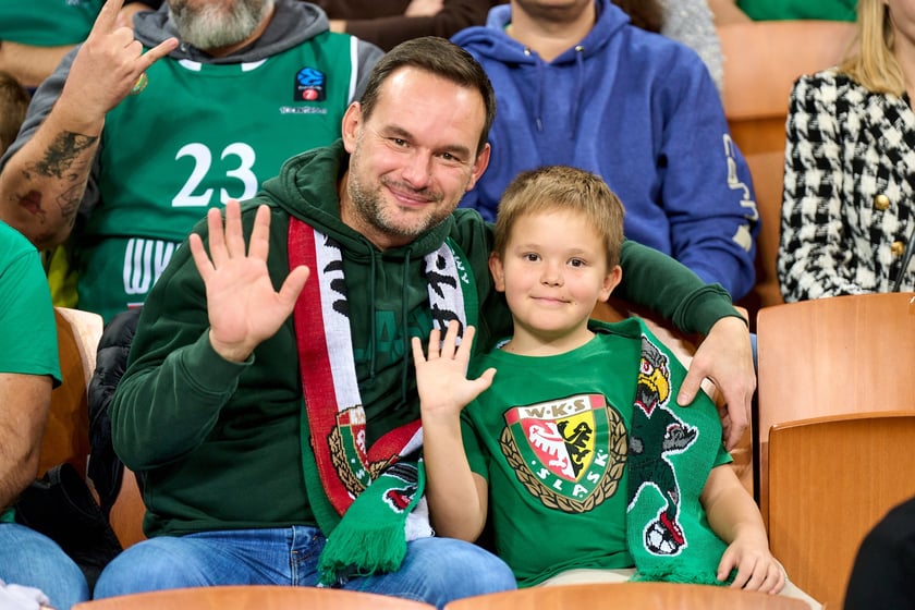 Kibice dopingują podczas meczu koszykarzy Śląska; Hala Stulecia, Śląsk - Falco (2 października)