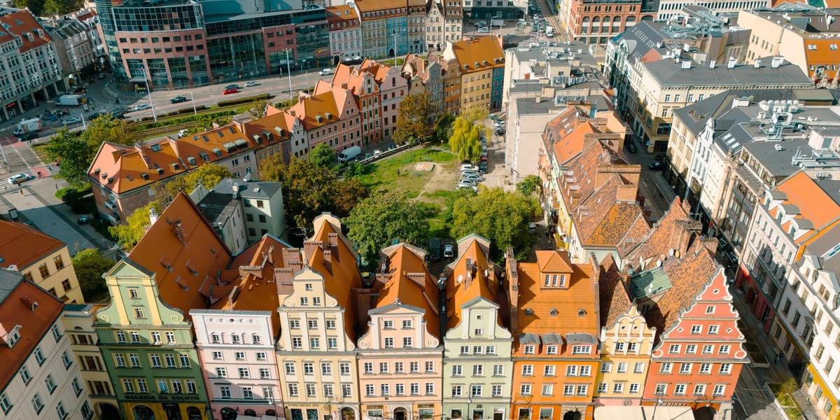 Widok Wrocławia z drona - na zdjęciu m.in. kamienice na pl. Solnym, ulica Psie Budy, ul. Ruska i kino Nowe Horyzonty przy ul. Kazimierza Wielkiego 