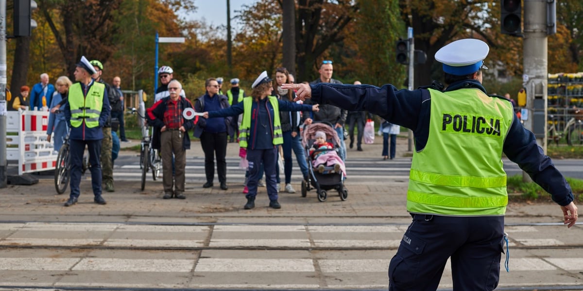 Policjanci kierujący ruchem w pobliży cmentarza - zdjęcie archiwalne