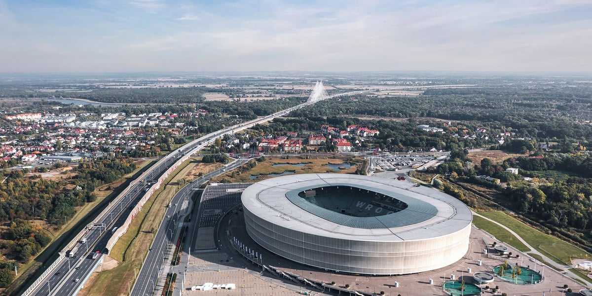 Na zdjęciu widok na Tarczyński Arena Wrocław. Sprawdź jak dojechać na wrocławski stadion